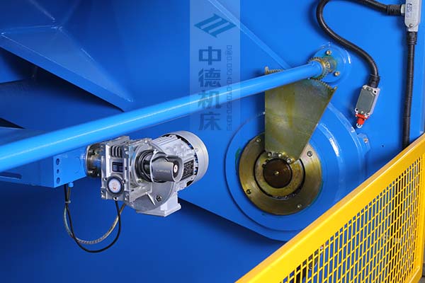 ZDS-1632剪板機后檔料結(jié)構(gòu),平行度高,并采用國內(nèi)一流品牌軸承,耐磨抗壓壽命長.jpg ZDS-1632剪板機后檔料結(jié)構(gòu),平行度高,并采用國內(nèi)一流品牌軸承,耐磨抗壓壽命長.jpg